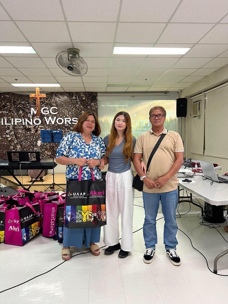 Church community members with Akari gifts